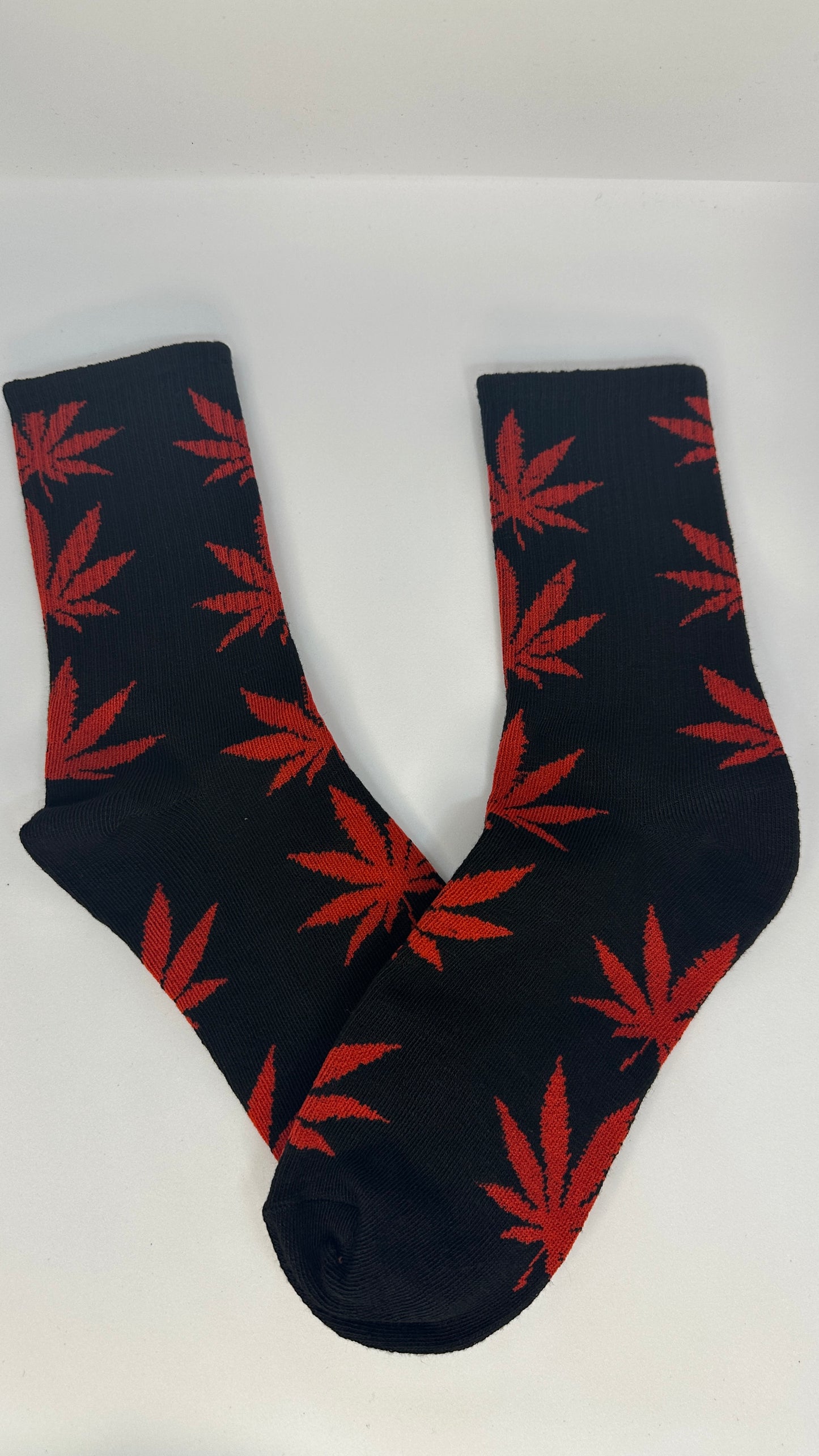 CALCETAS CON HOJAS DE MARIHUANA