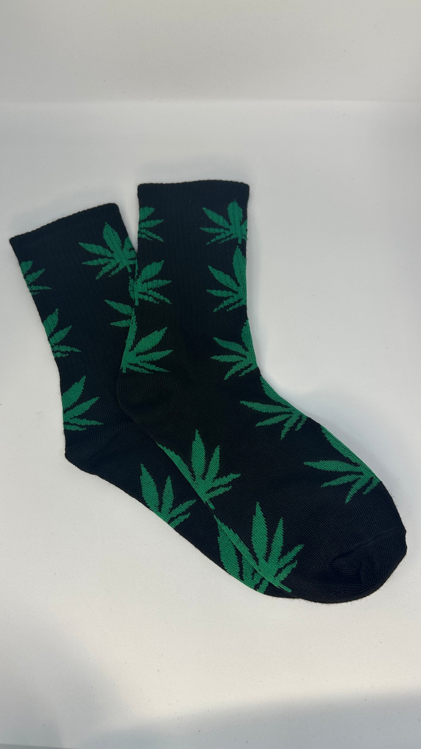 CALCETAS CON HOJAS DE MARIHUANA