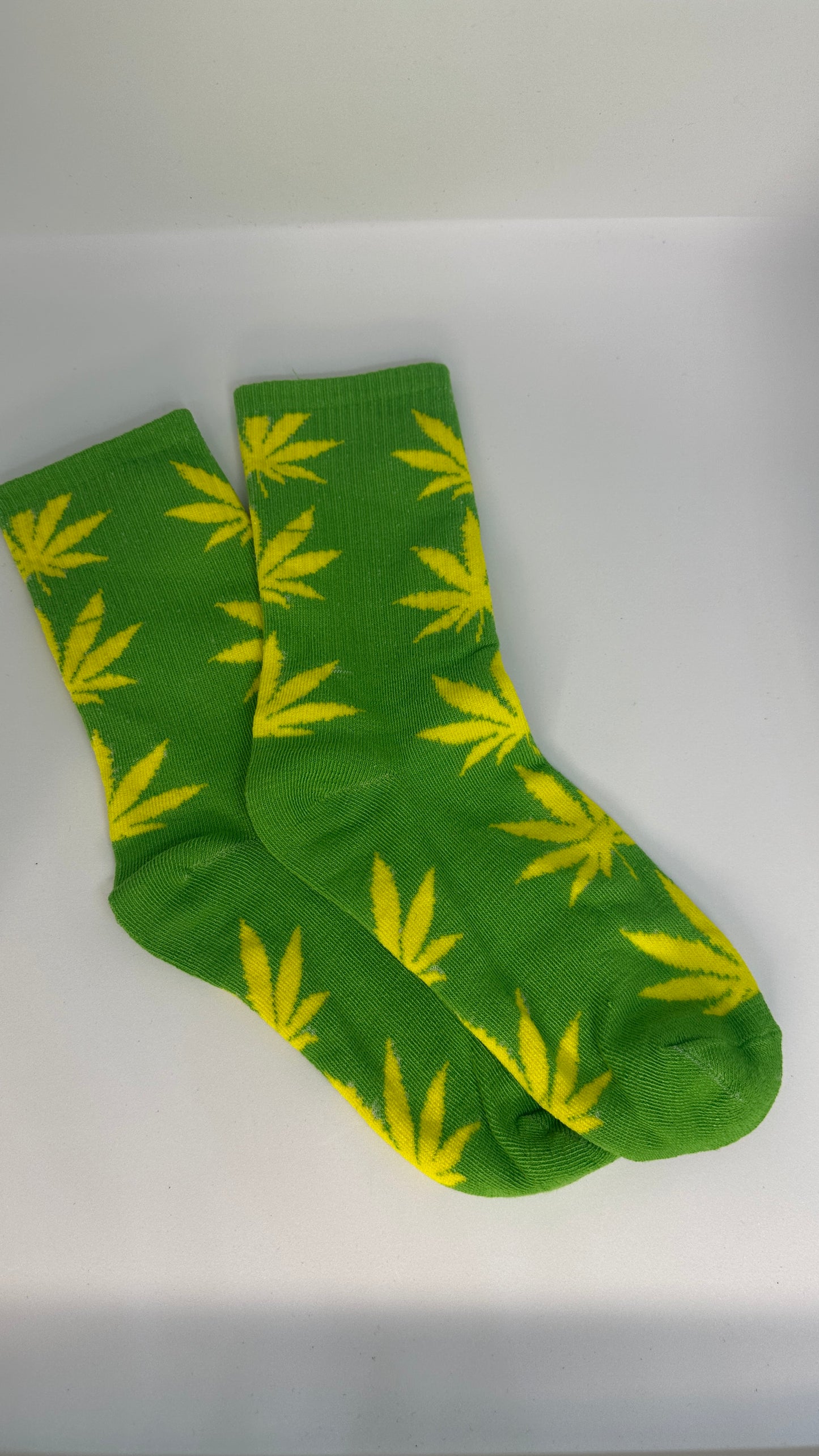 CALCETAS CON HOJAS DE MARIHUANA