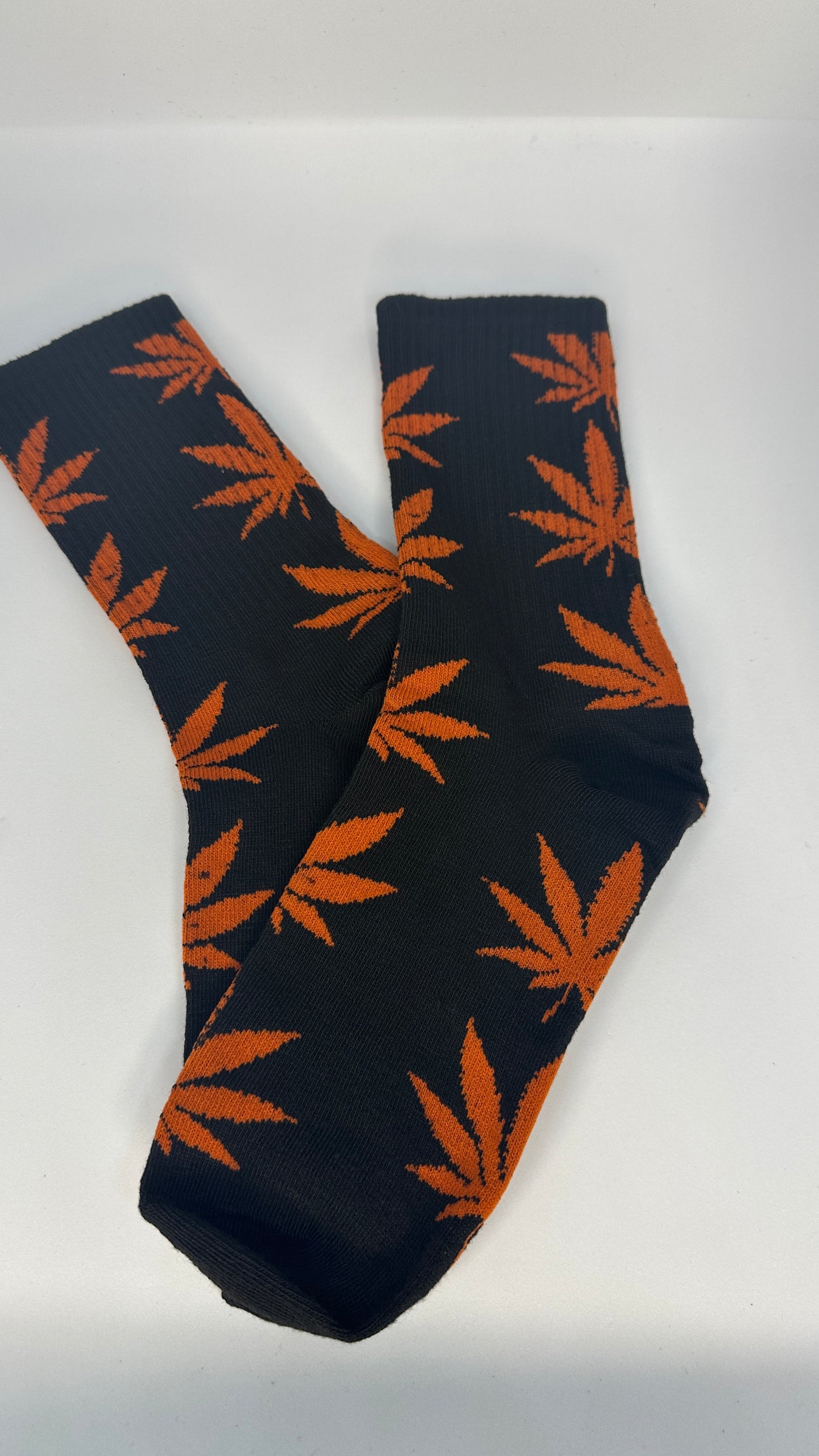 CALCETAS CON HOJAS DE MARIHUANA