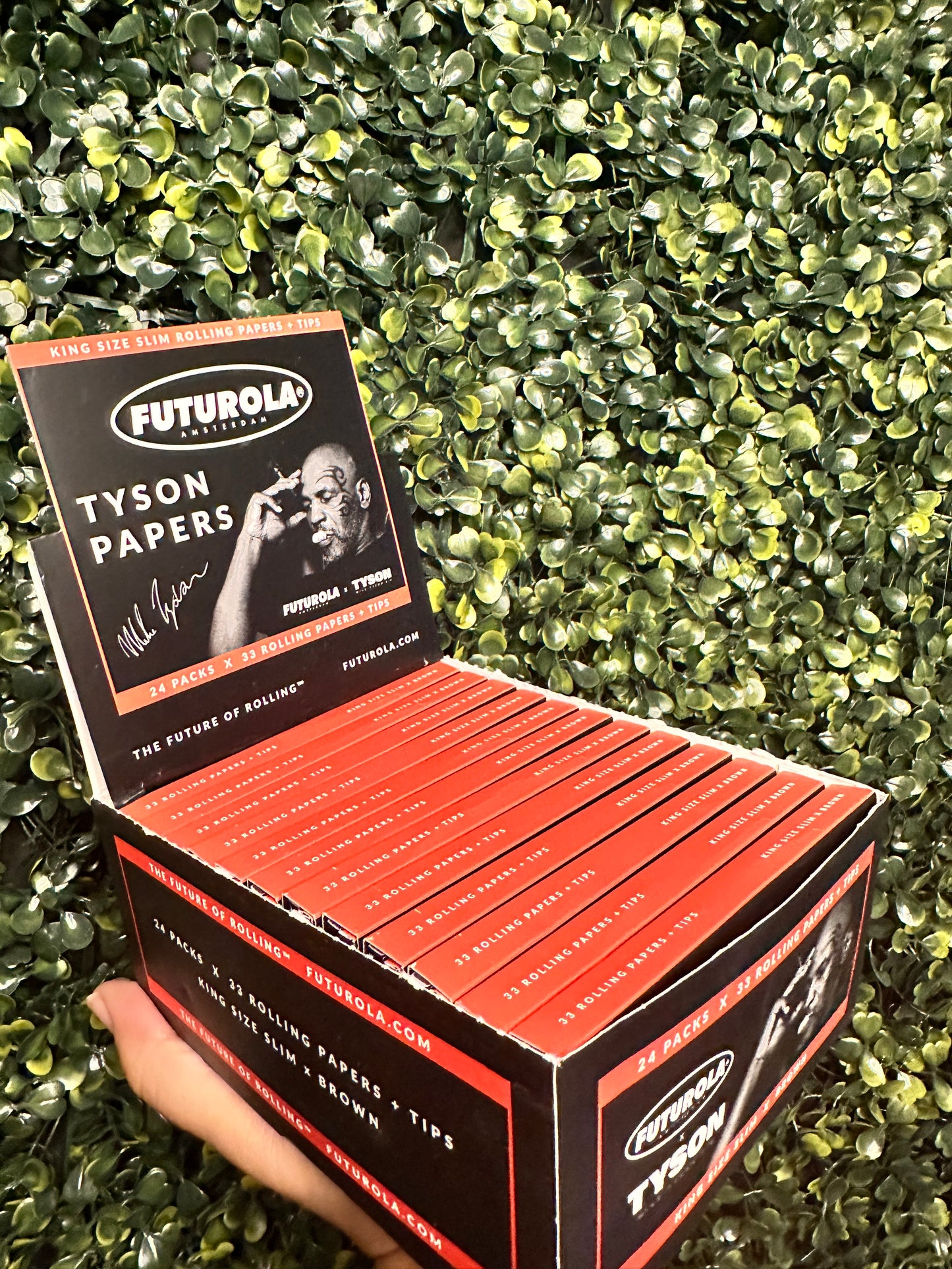 PAPELES FUTUROLA COLABORACION CON TYSON